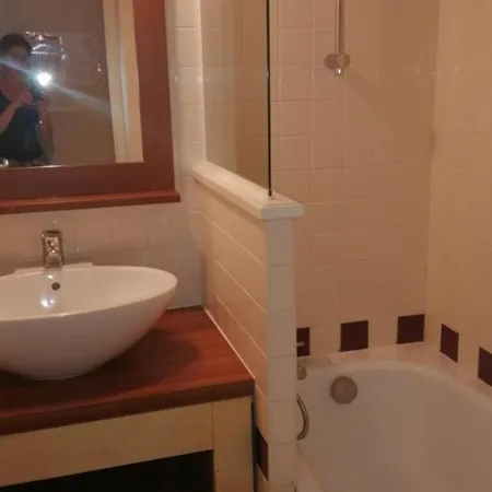 T2 Avec Terrasse, Piscine, Parking Et Accueil Chaleureux à - Fr-1-379-144 Appartamento